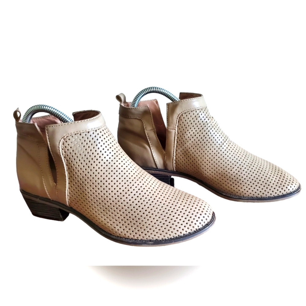 Restricted Women Sz 6.5 Taupe Perforated Bootie Ankle Boot Faux Leather Cut Out‎